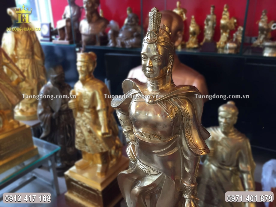 Gương mặt uy nghiêm với ánh mắt nhìn thẳng của bà được chạm khắc sắc nét